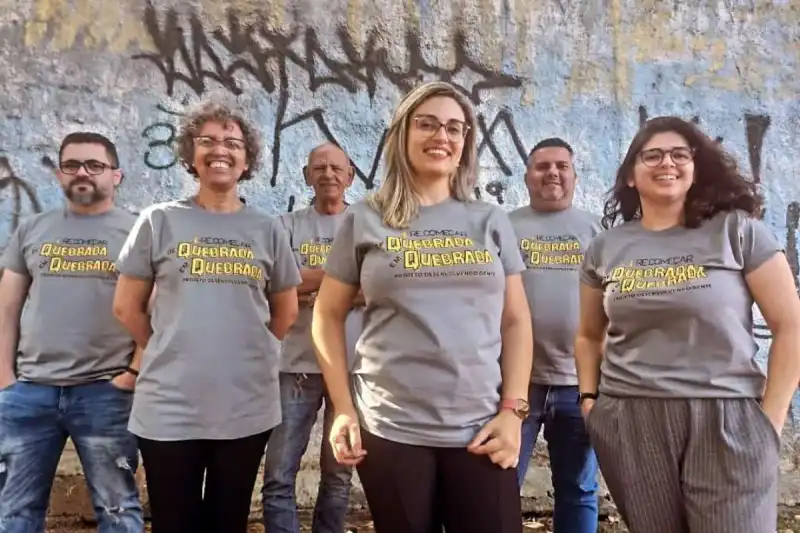 Líderes sociais reunidos em comunidade