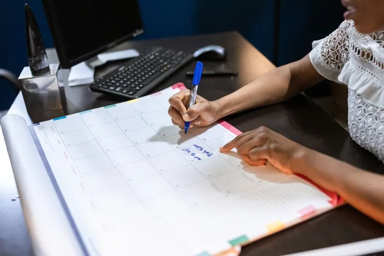 Gestão de Tempo para Líderes Sociais: Prioridades, Agenda e Delegação na Prática
