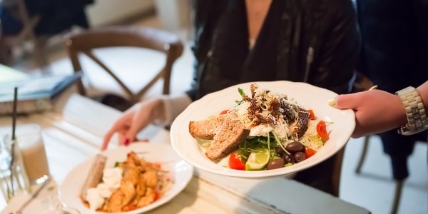 Como organizar um jantar de captação de recursos para ONG